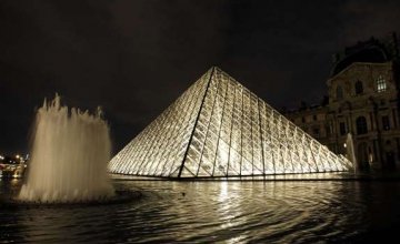 Η Πυραμίδα της οργής: Όταν το σύμβολο του Λούβρου ξεσήκωνε θύελλα