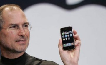 Αποκάλυψη, χρόνια μετά: Πώς το «μίσος» έκανε τον Στιβ Τζομπς να φτιάξει το iPhone  Πηγή: Αποκάλυψη, χρόνια μετά: Πώς το «μίσος» έκανε τον Στιβ Τζομπς να φτιάξει το iPhone
