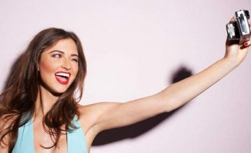 Η νέα μόδα στις selfies: Εστιάζοντας στα κοσμήματα!