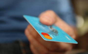 Κάρτες: Τι συμβαίνει κάθε φορά που πληρώνετε με κάρτα – Η «πίτα» των 170 δισ. ευρώ